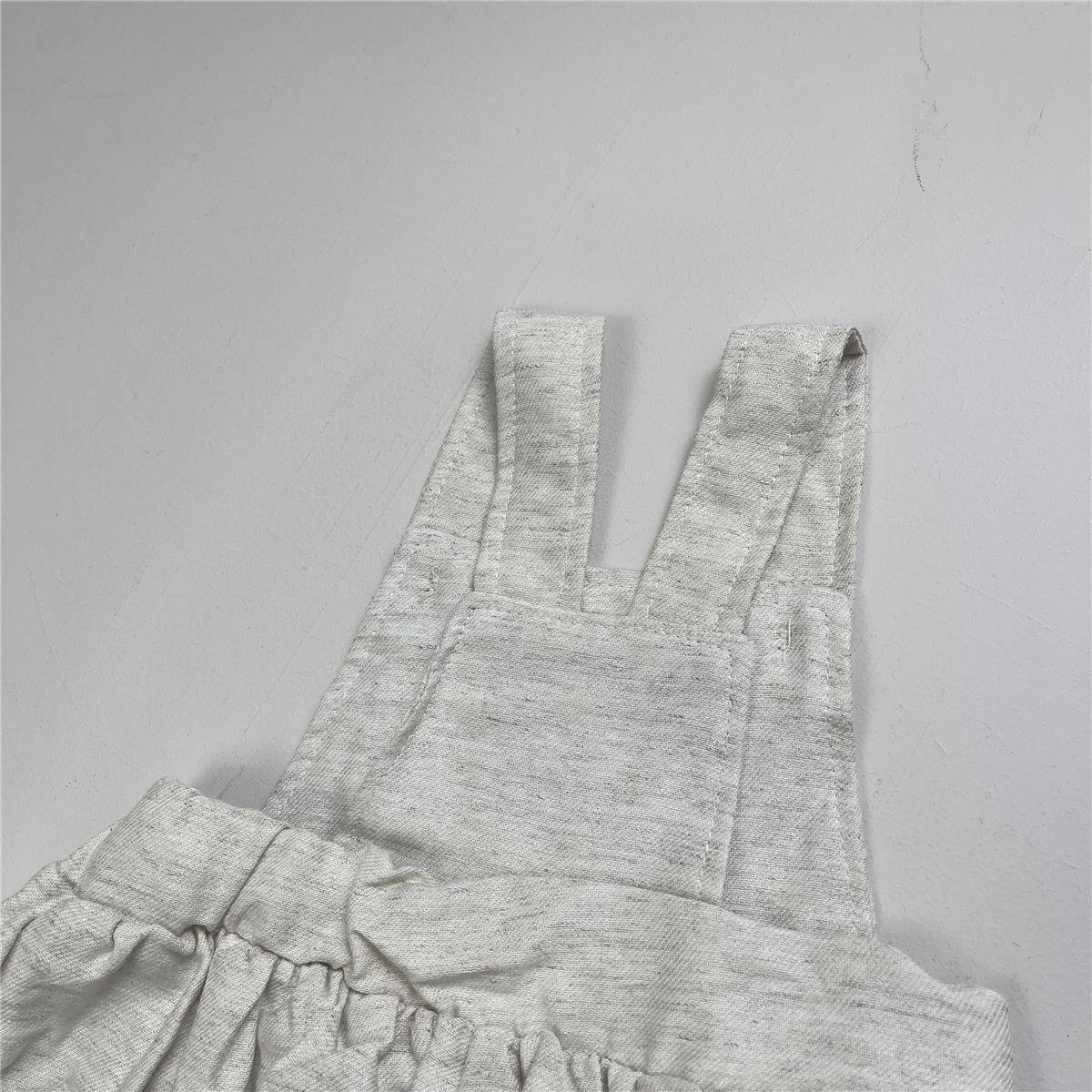 VESTIDO JARDINEIRA FLORES DANÇANTES PEQUENOS DEFEITOS